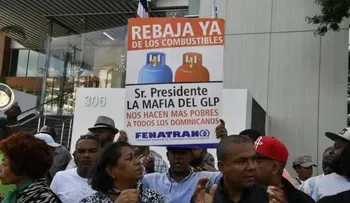 Choferes protestan frente a Industria y Comercio por altos precios de los combustibles