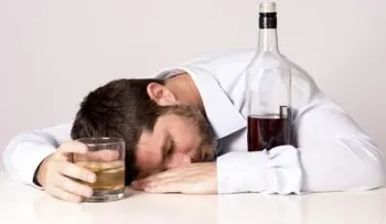 Esto le pasa a tu cerebro cuando toma alcohol en exceso