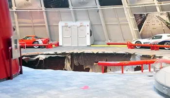 Socavón se traga 8 Corvettes en el Museo Nacional de Kentucky