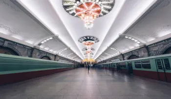 Candelabros, mármol y propaganda: un viaje por el sistema de trenes de Corea del Norte