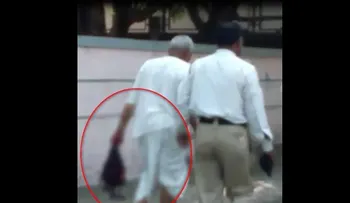 Un hombre decapita su esposa y pasea con la cabeza 