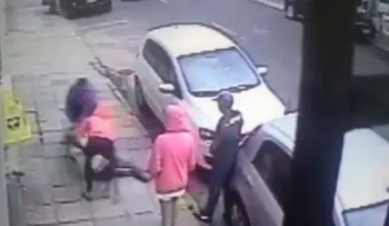 Atracan a una mujer y todos siguen como si nada (VIDEO)