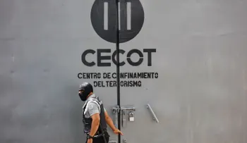 Bukele anuncia revisión de expedientes de 10.000 detenidos bajo el régimen de excepción en El Salvador