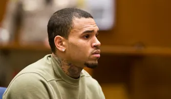 Arrestan a Chris Brown y lo acusan de agresión con arma letal