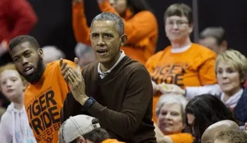 Obama acude a partido de básquetbol de sobrina 