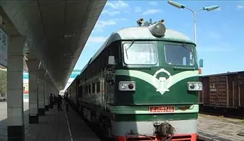 Pasajeros de tren sorprendidos ante proyección película porno por descuido
