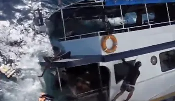 Dramático hundimiento de un barco en Tailandia (Video)