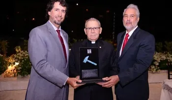 Reconocen a monseñor Agripino Núñez y al ingeniero Gil