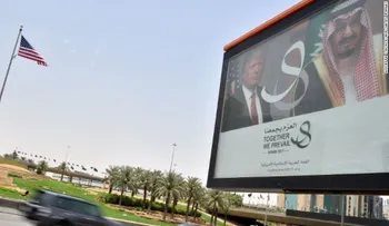 Asediado en casa, Trump sale en su primer viaje crucial en el extranjero