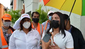 Brigadas del MOPC dan mantenimiento de pintura a más de 30 apartamentos en el barrio La Yuca