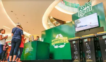 Kola Real convierte "botellas en juguetes" y lleva sonrisas a niños del país