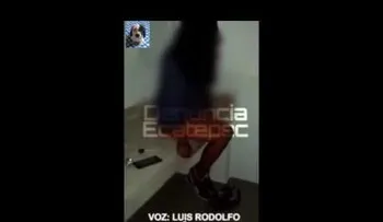 Un agente de policía graba a un compañero abusando de una menor detenida
