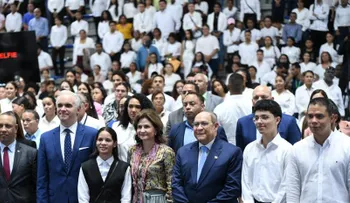 Gobierno entrega 10,000 becas a estudiantes destacados para estudios superiores