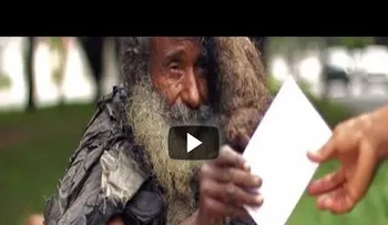 Siempre saludaba a este vagabundo, hasta que un día le dio un pedazo de papel.... (VIDEO)