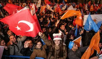 El partido de Erdogan gana en las elecciones parlamentarias en Turquía