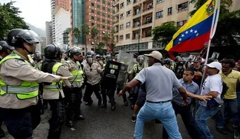 Miles reclaman revocar a Maduro