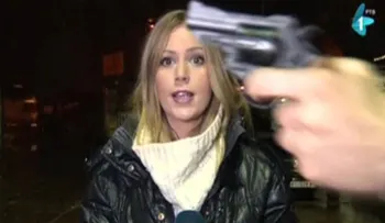 Esta reportera amenazada con una pistola en la cabeza sigue hablando como si nada... (VIDEO)