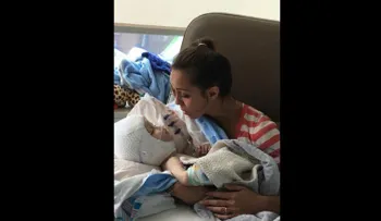 Madre carga a uno de los gemelos separados por primera vez