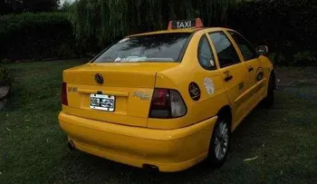 Periodista denuncia que un taxista de  Apolo Taxis abandona niños en la ciudad