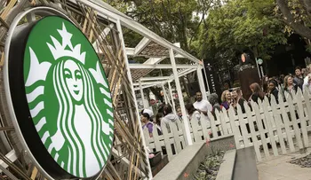 Cerrar tiendas de Starbucks costará "decenas de millones de dólares" pero "es una inversión", según su presidente