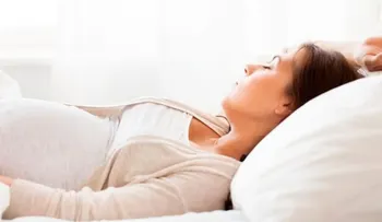Dormir de espaldas duplica el riesgo de que el bebé muera: No lo haga 