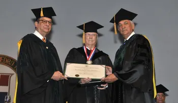 Hipólito Mejía recibe doctorado Honoris Causa de la UNPHU