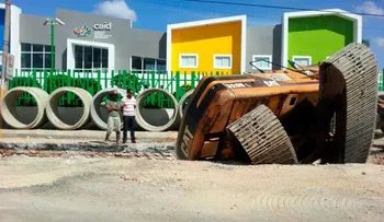 Retroexcavadora se vuelca en la Luperón
