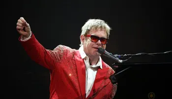Bromista ruso dice que llamó a Elton John y se hizo pasar por Putin