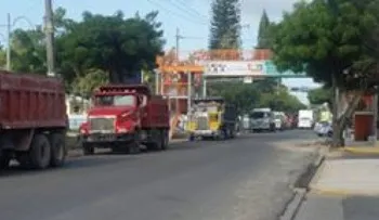 Camioneros inician paro en Moca en demanda de reapertura de mina
