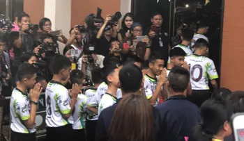 Los 12 niños de la cueva de Tailandia y su entrenador salen del hospital casi un mes luego de perderse