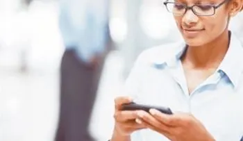 Luz de los smartphones genera afectaciones oculares, advierte estudio