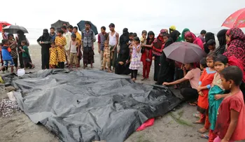 Decenas de miles de refugiados rohinyás huyen de la violencia en Myanmar