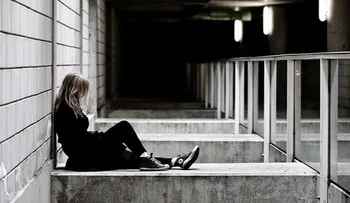Un taxista salva una mujer que caminaba al puente para suicidarse