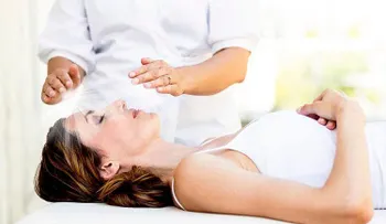 Reiki 101: sus beneficios y cómo practicarlo en casa