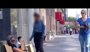 Una policía maltrata a un hombre sin hogar 