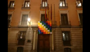 El ayuntamiento de Madrid celebra el 12 de octubre con una bandera indígena