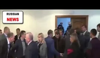 Diputado patea en la cabeza a funcionario en reunión (VIDEO)