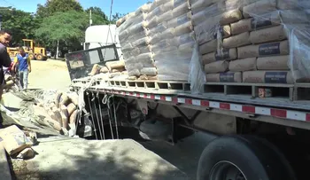 Patana repleta de cemento cae en hoyo en la avenida Antonio Guzmán en Santiago