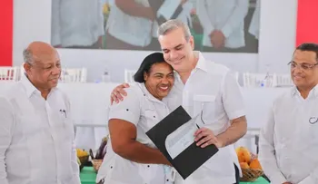 Presidente Abinader encabeza entrega de 1,507 títulos de propiedad en Azua