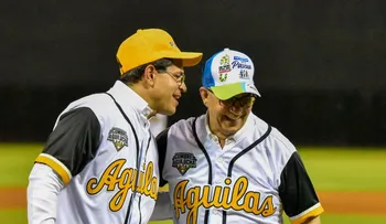 Monseñor Rodríguez lanzó y el rector Espinal recibió la primera bola en el Cibao