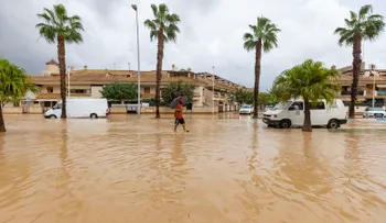 Mujer de 102 años muere y 90 personas son rescatadas de inundaciones en Madrigueras, España