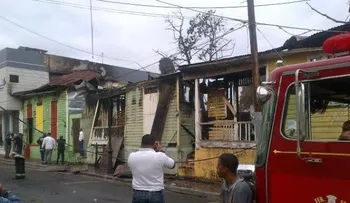 Fuego afecta tres viviendas en Santiago 