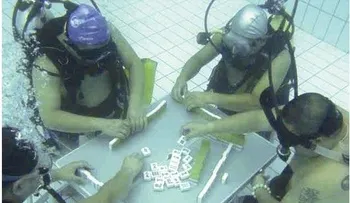 Hombres juegan Mahjong bajo el agua!