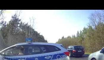 El conductor espera varios segundos y la mala suerte se le cruza en el camino 