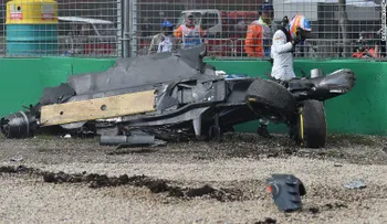 Espectacular accidente de Fernando Alonso en el Gran Premio de Australia