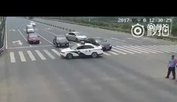 "¿Bueno, malo o tonto?": Lo que hizo este policía no deja indiferente a nadie
