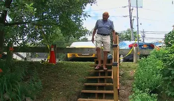 Un jubilado construyó por 550 dólares unas escaleras que iban a costar 65.000 dólares