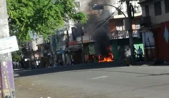 En Capotillo se lanzan a las calles en protesta por muerte de joven por DNCD