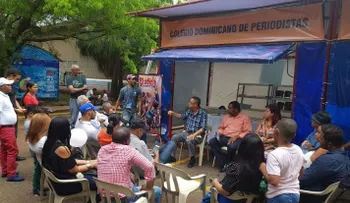 CDP inaugura stand de la Feria del Libro con un conversatorio