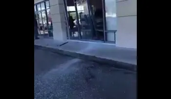 Mujer estrella su carrro contra una tienda de celulares: Conoce la razón 